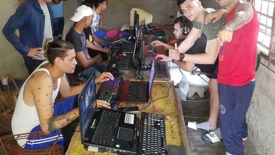 Cuban gamers at a DOTA 2 LAN party 02